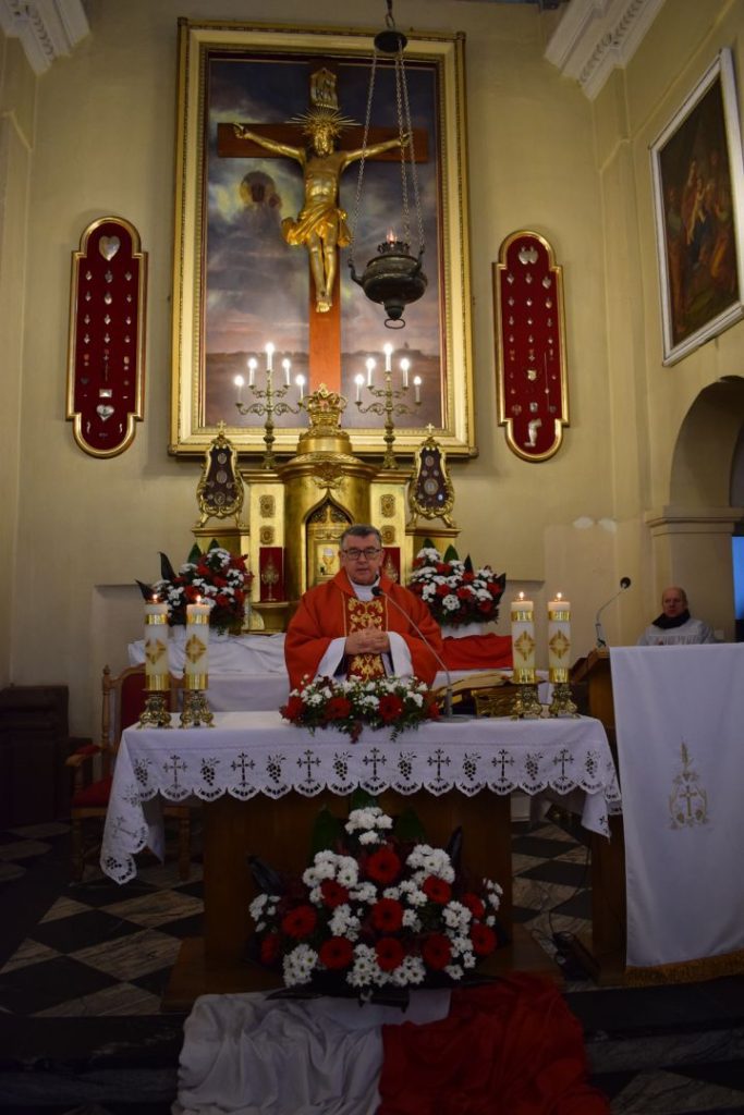 Święto niepodległości - ksiądz prowadzi mszę