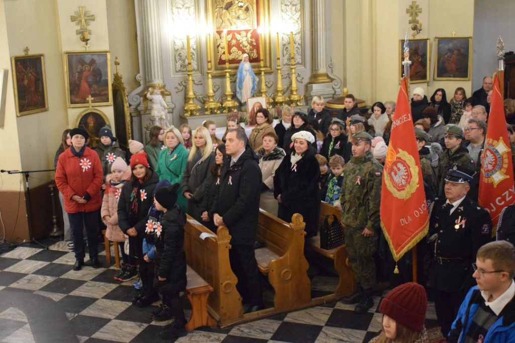 Święto niepodległości - grupa osób uczestnicy mszy.