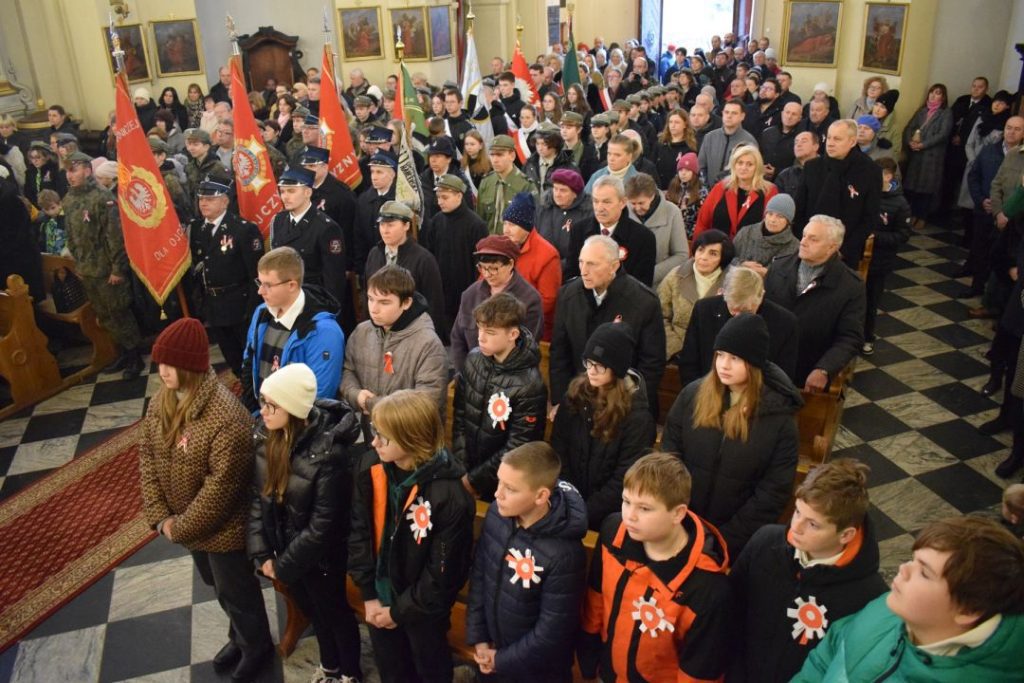Święto niepodległości - dzieci i młodzież podczas mszy