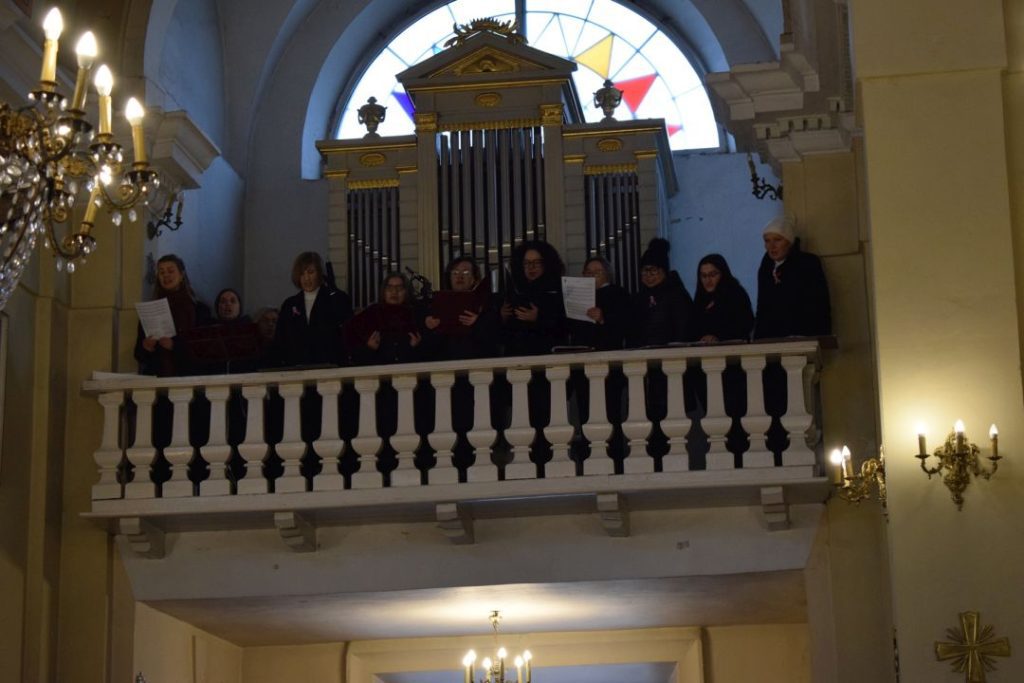 Święto niepodległości - empora w kościele, chór śpiewa. 