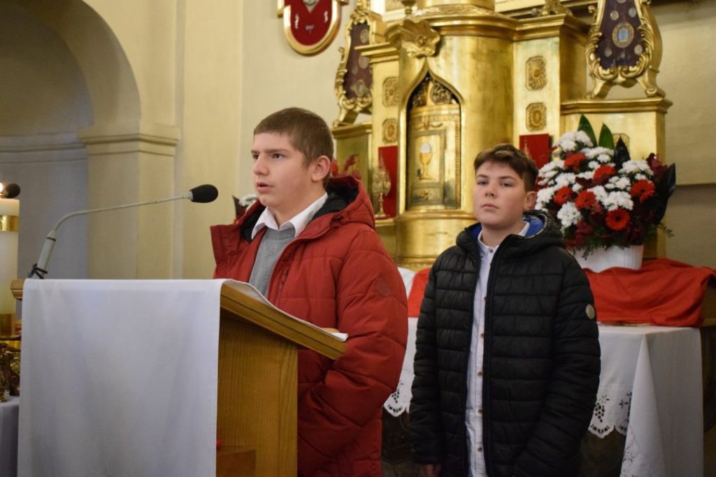 Święto niepodległości - dwaj chłopcy przy ołtarzu