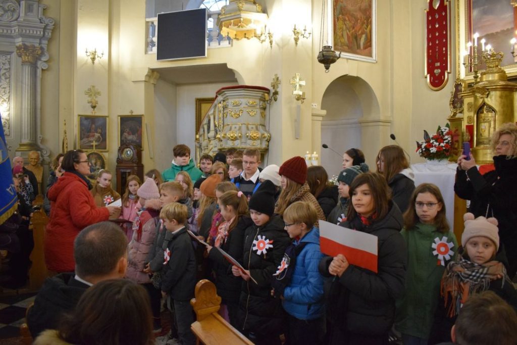 Święto niepodległości - szkolny chór śpiewa podczas mszy