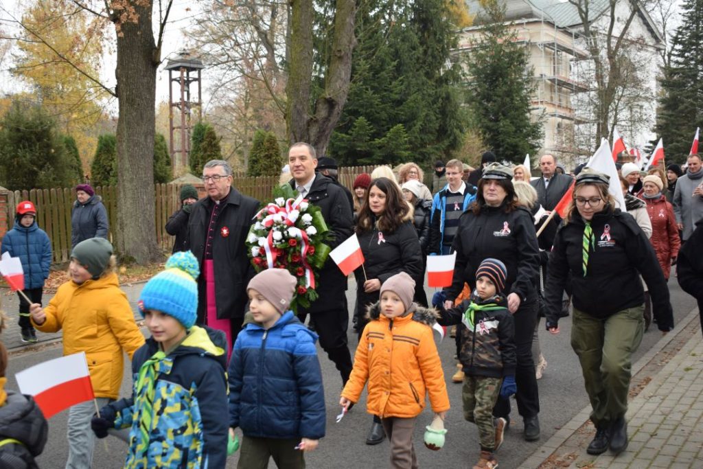 Święto niepodległości - przemarsz uczestników uroczystości