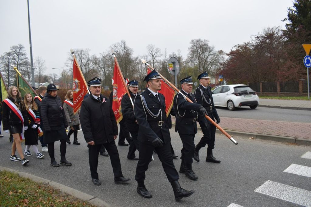 Święto niepodległości - przemarsz uczestników uroczystości - poczty sztandarowe