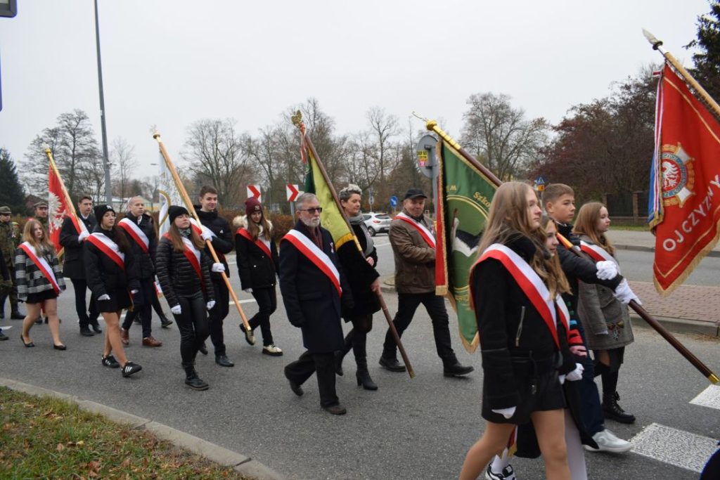 Święto niepodległości - przemarsz uczestników uroczystości - poczty sztandarowe