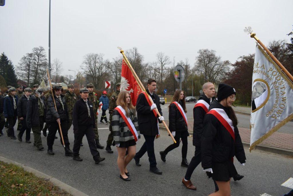 Święto niepodległości - przemarsz uczestników uroczystości - poczty sztandarowe