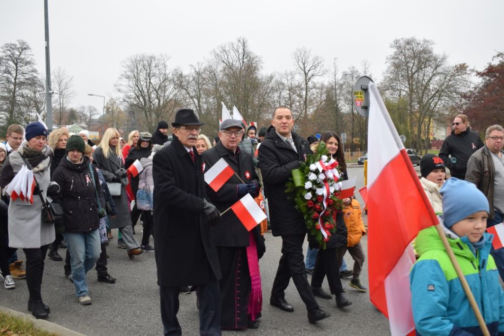 Święto niepodległości - przemarsz uczestników uroczystości pod obelisk