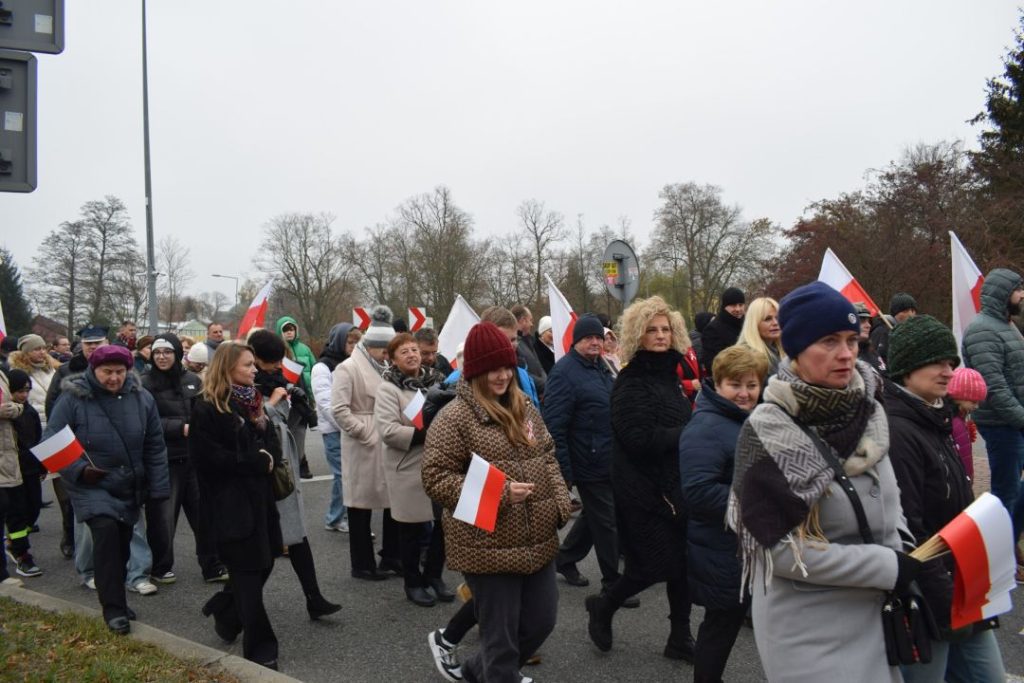 Święto niepodległości - przemarsz uczestników uroczystości pod obelisk