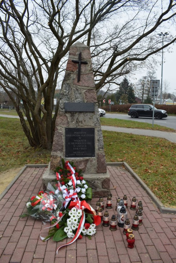 Święto niepodległości - obelisk poświęcony poległym w walkach o niepodległość.