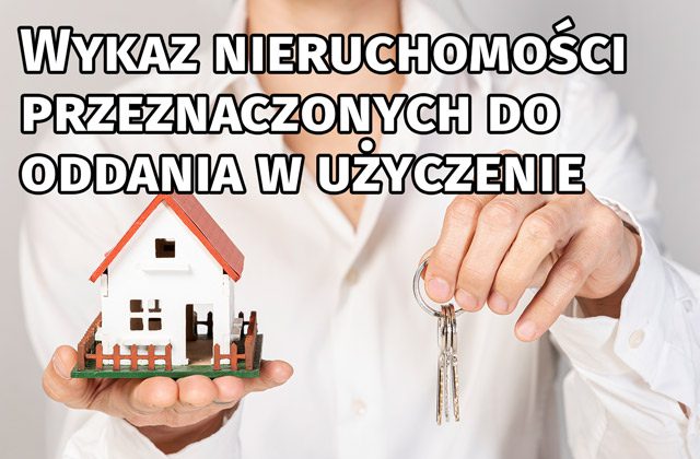 osoba trzyma makietę domu i klucze