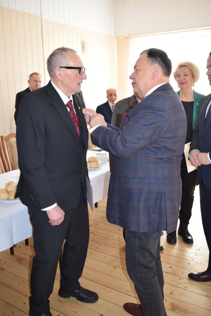 Mężczyzna otrzymuje odznaczenie od Marszałka.