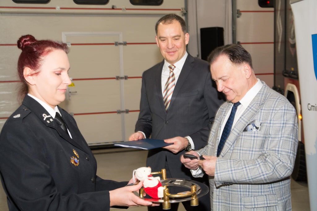 Grupa osób. Wręczenia kluczyków do samochodu.