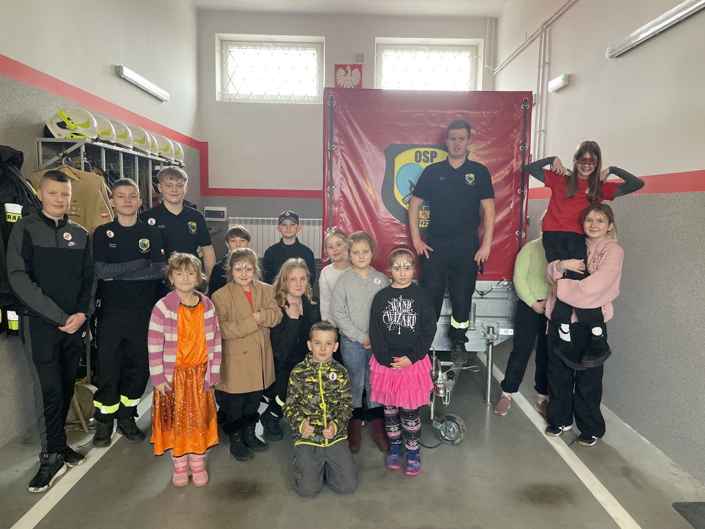 Dzieci ze strażakami w strażnicy OSP