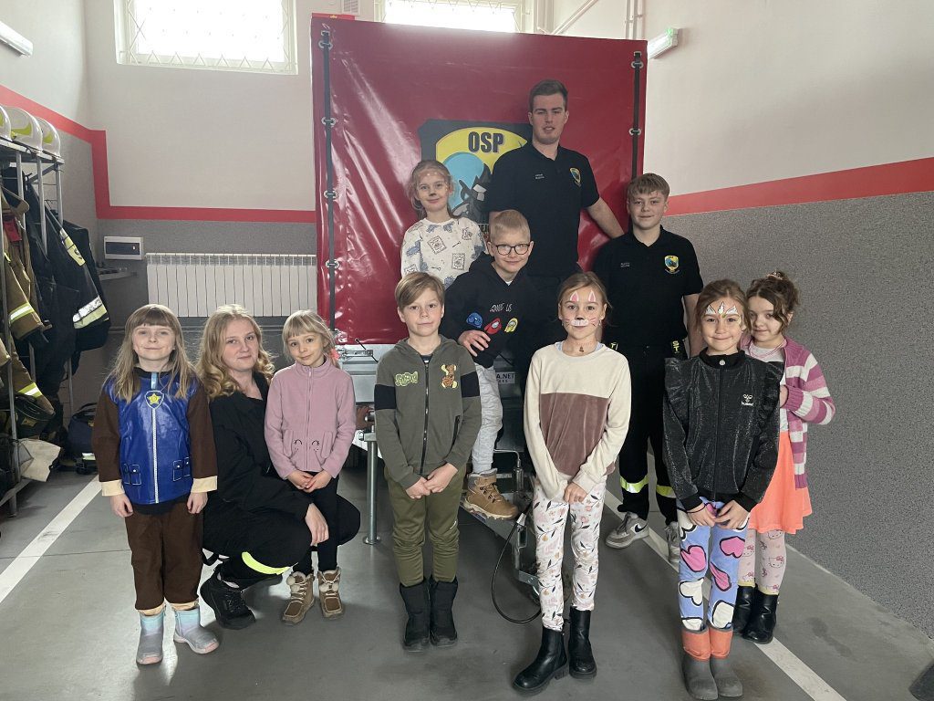 Dzieci ze strażakami w strażnicy OSP