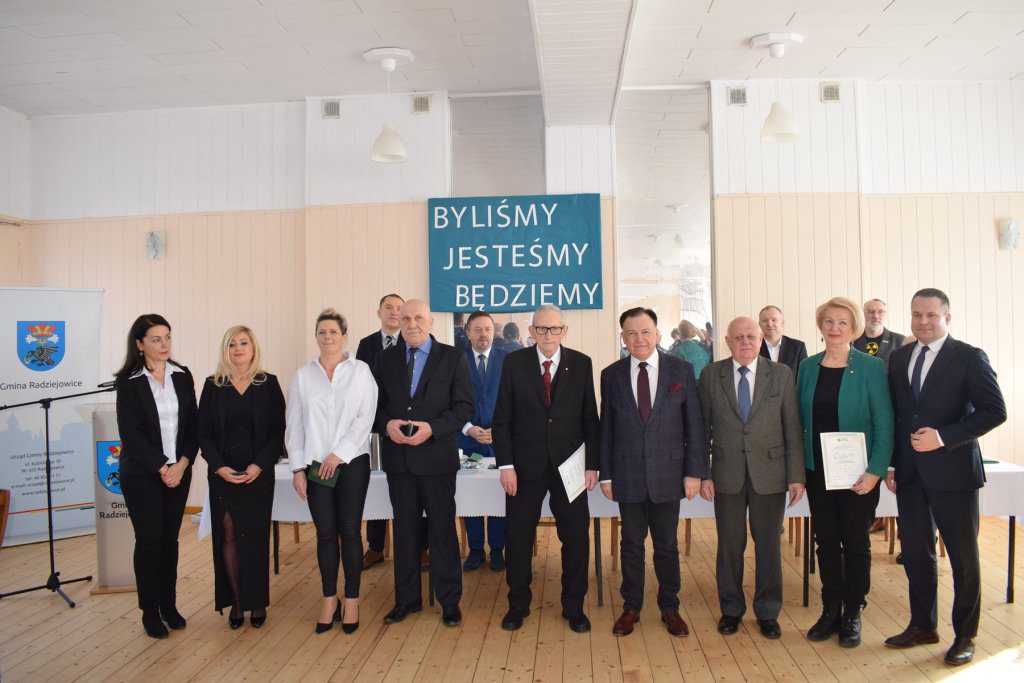 Grupa osób. Goście honorowi spotkania.