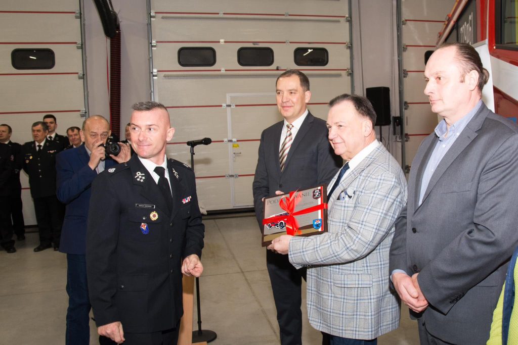 Grupa osób. Wręczenia kluczyków do samochodu.