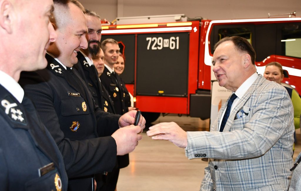 Grupa osób. Wręczenia kluczyków do samochodu.