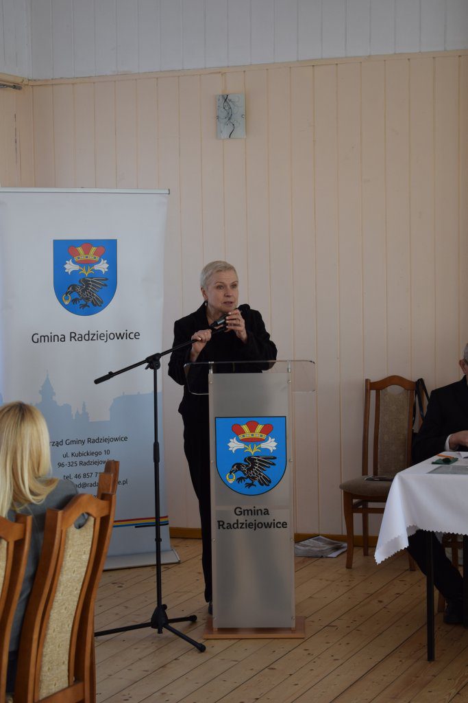 Kobieta przemawia przy mównicy