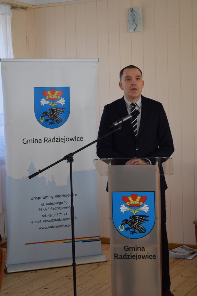 Wójt przemawia przy mównicy