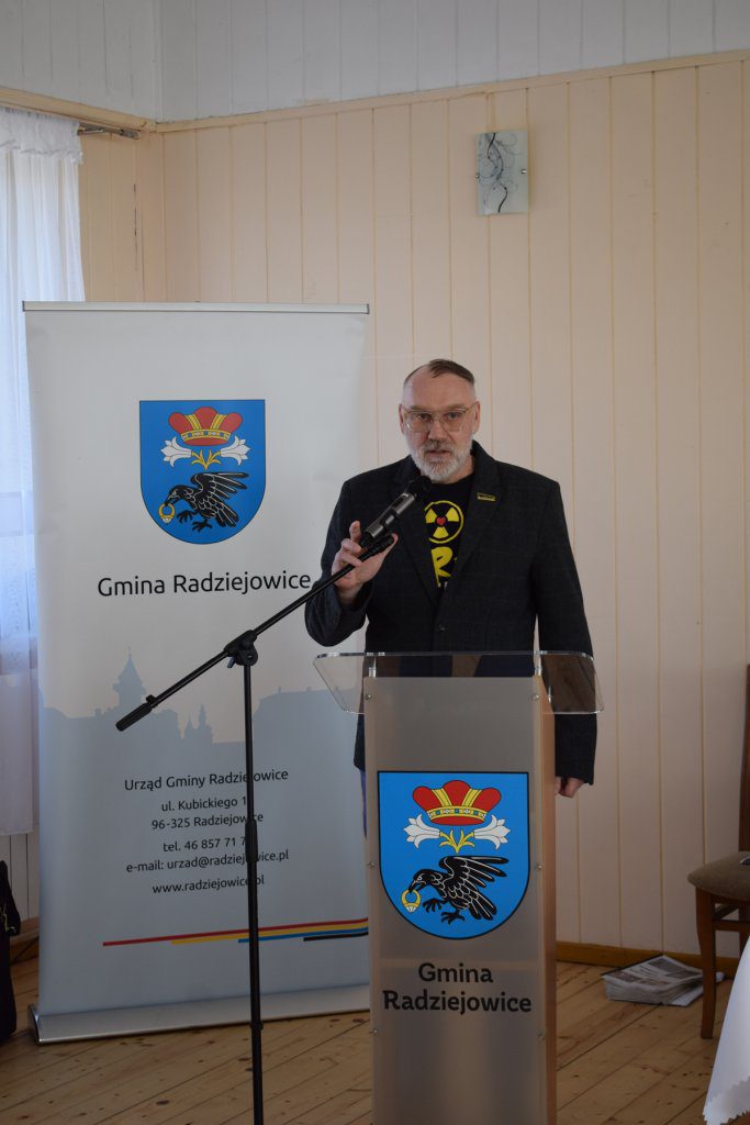 Mężczyzna przemawia przy mównicy