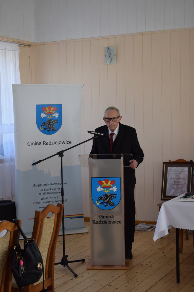 Mężczyzna przemawia przy mównicy