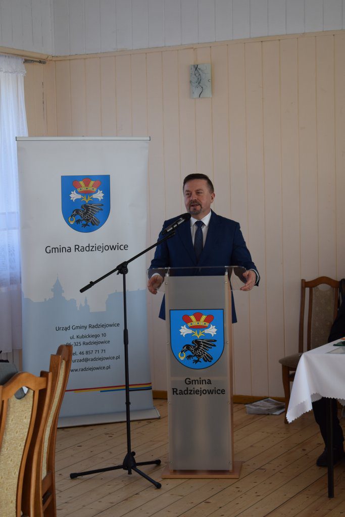 Mężczyzna przemawia przy mównicy