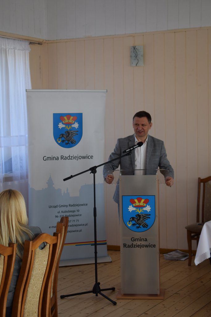 Mężczyzna przemawia przy mównicy