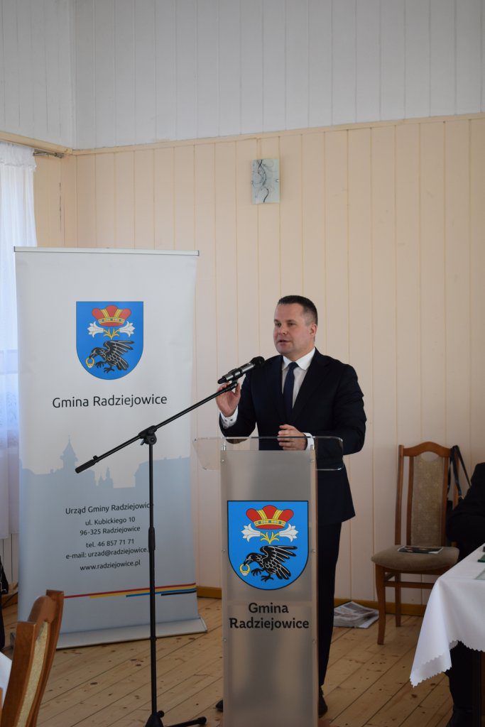 Mężczyzna przemawia przy mównicy