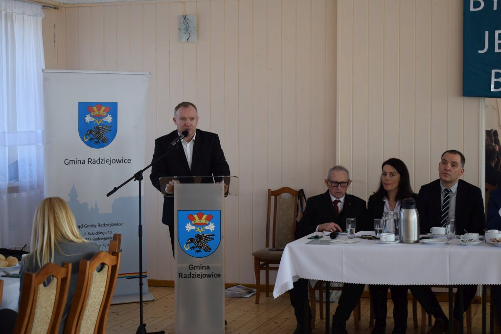 Mężczyzna przemawia przy mównicy