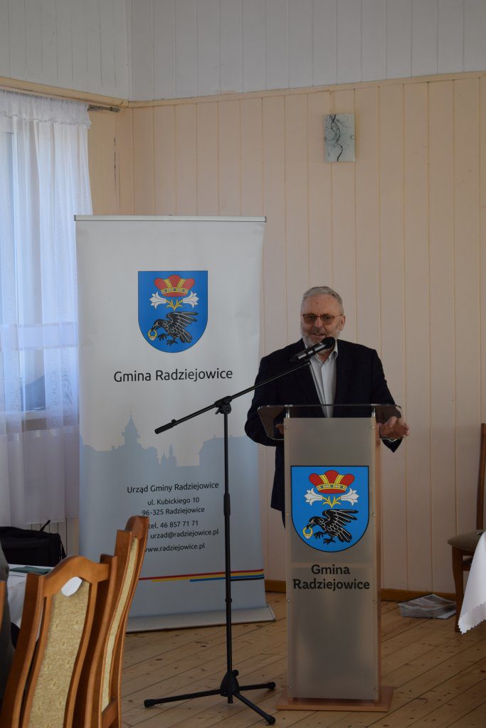 Mężczyzna przemawia przy mównicy