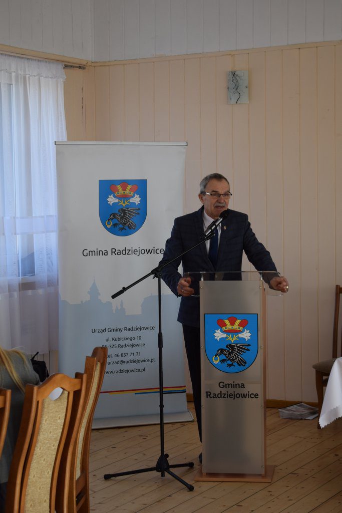 Mężczyzna przemawia przy mównicy