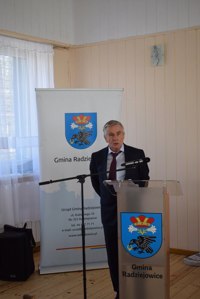 Mężczyzna przemawia przy mównicy