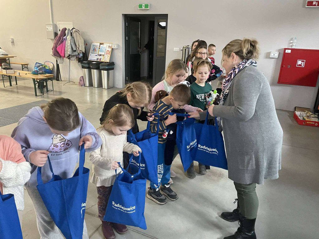 Dzieci otrzymują upominki okolicznościowe