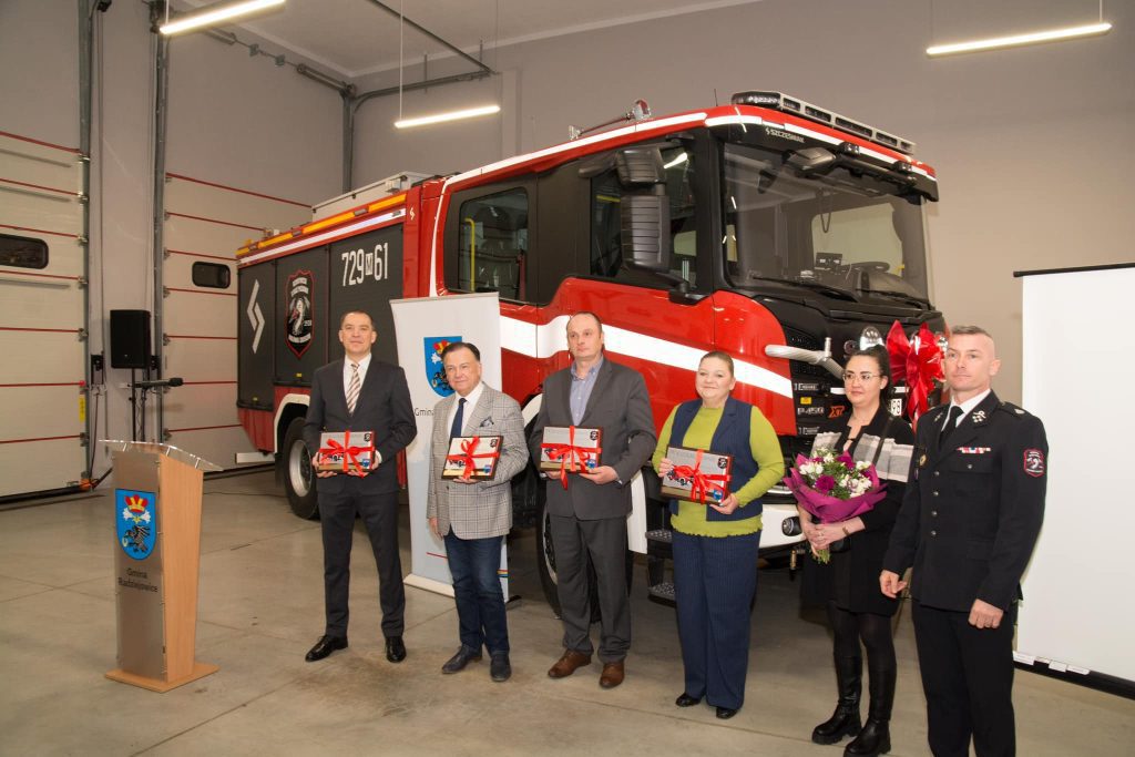 Grupa osób. Osoby wręczające.