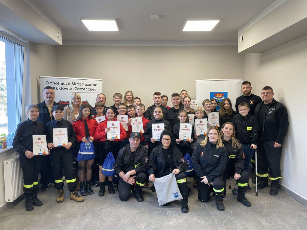 Grupa osób. Wspólne zdjęcie uczestników.