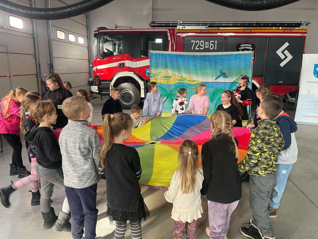 Zabawa dzieci z kolorową chustą