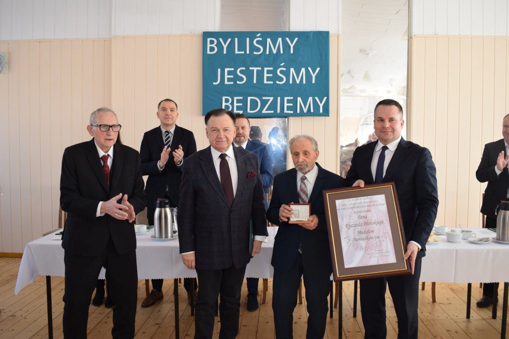 Grupa osób. Goście honorowi spotkania.