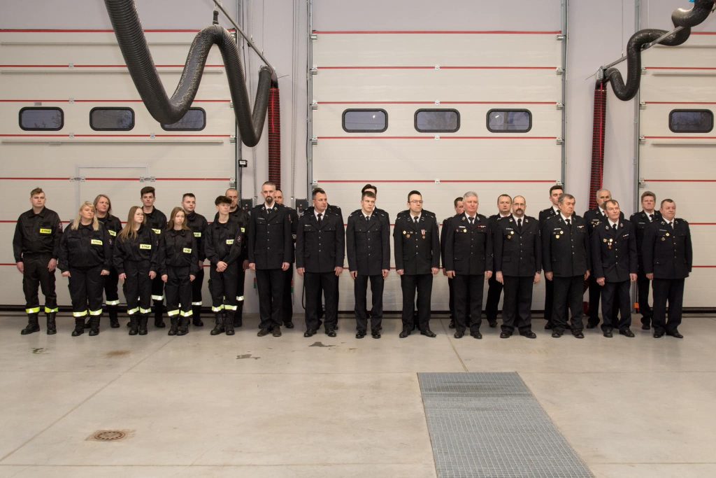 Grupa osób. Strażacy