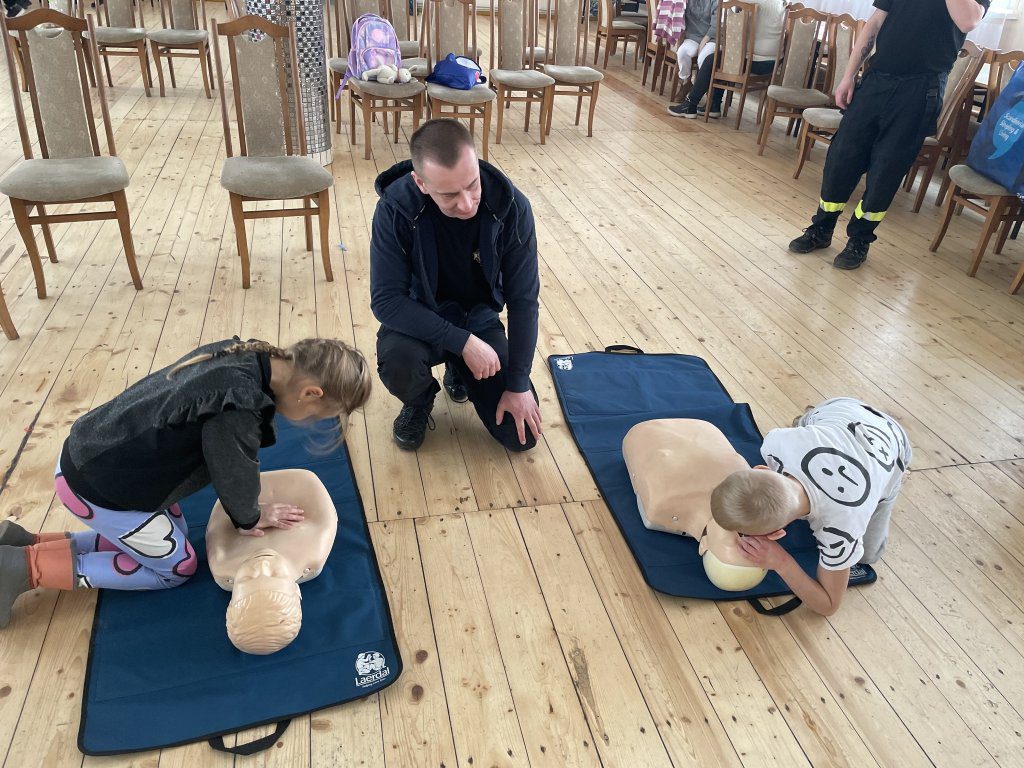 Dzieci uczą się pierwszej pomocy