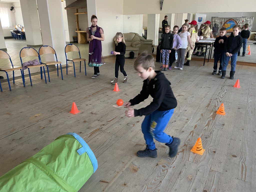 Zawody sportowe, chłopiec biegnie