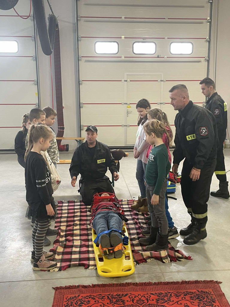 Strażacy uczą pierwszej pomocy
