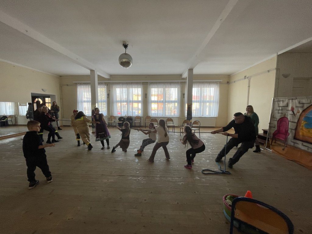 Dzieci bawią się w przeciąganie liny