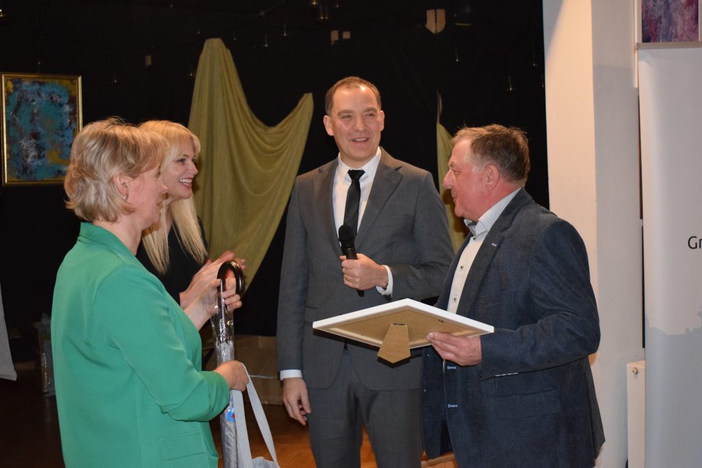 Wójt, Zastępca Wójta oraz Sekretarz Gminy składający podziękowania Sołtysowi Starych Bud Radziejowskich