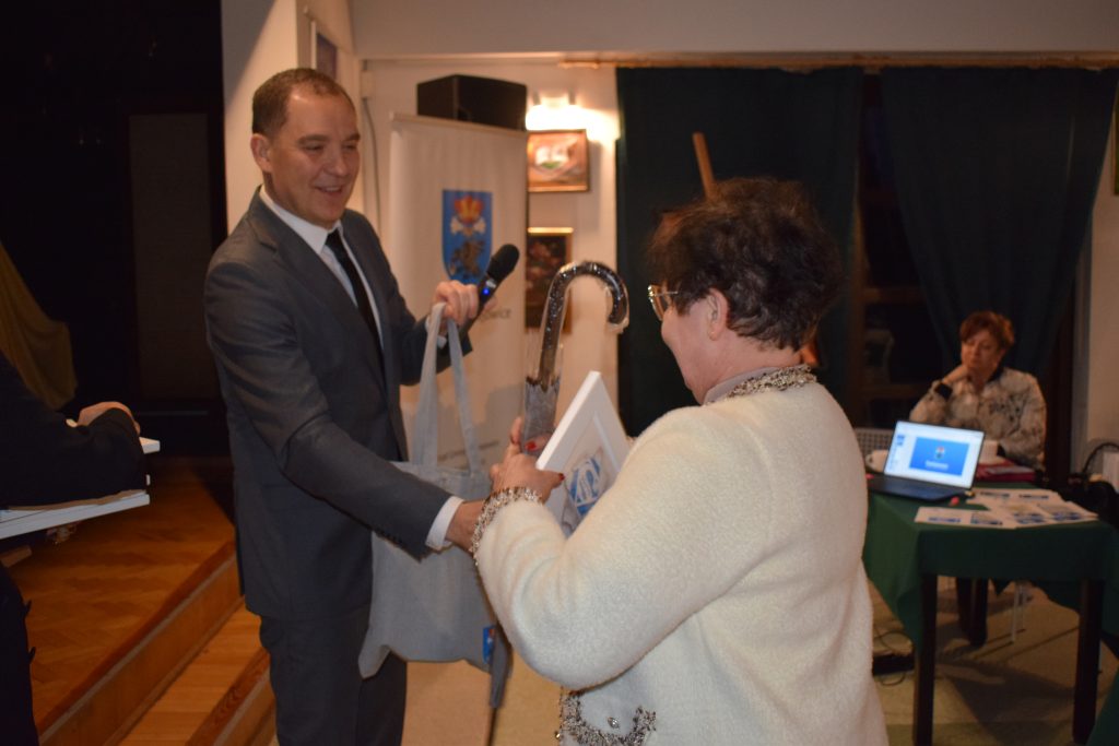 Wójt wręczający upominek Sołtys Radziejowic Parceli