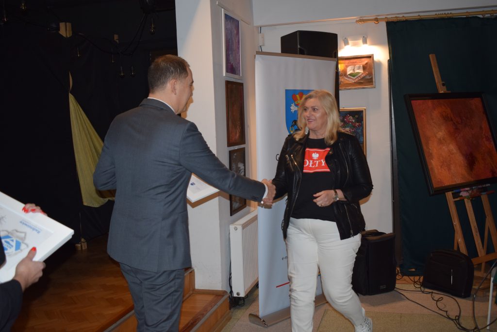 Wójt składający gratulacje Sołtys Kuklówki Radziejowickiej