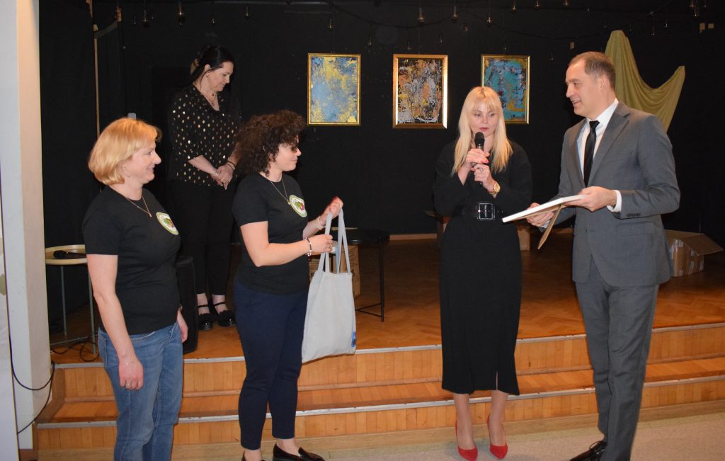 Wójt składający podziękowania przedstawicielkom Koła Gospodyń Wiejskich z Adamowa Wsi