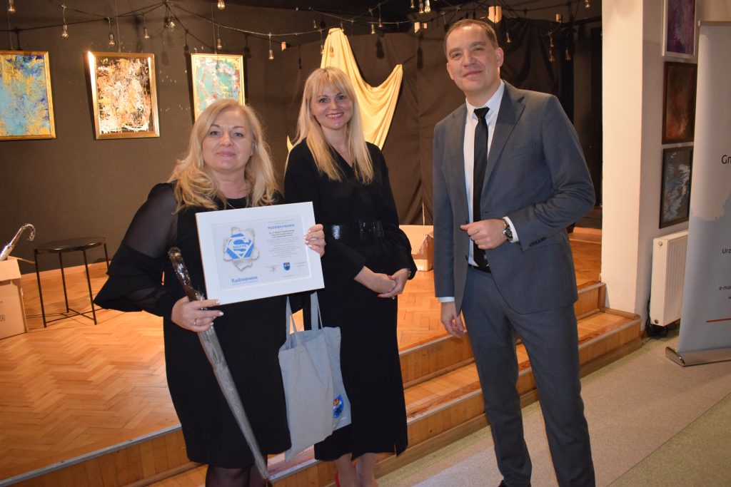 Wspólne zdjęcie Wójta, Zastępcy Wójta oraz Sołtys Kuklówki Zarzecznej