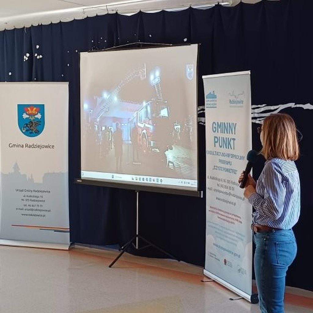 Osoby podczas prezentacji