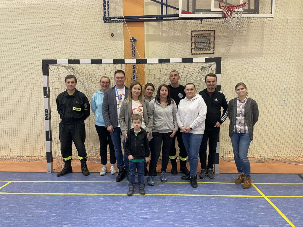 Wspólne zdjęcie organizatorów oraz rodziców wraz z Maćkiem