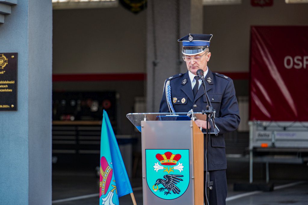 Prezes OSP przemawiający.